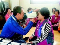 안양시 대학당안경원 봉사단 상주주민에 돋보기 증정