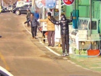 강구항 대게 손님 쟁탈전 ‘살벌’