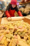 설밑 쌓여가는 ‘꿀맛’ 강정