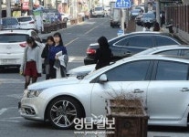 보행자는 안중에도 없는 불법주차