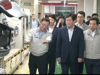 최경환 부총리 대구 방문…지역민심 청취