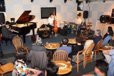 성악가들 ‘거리 송년음악회’…예고없는 무대에 시민은 발길을 떼지 못했다