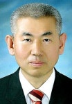 황금천 경주 강동초등 총동창회장, 강동초등 졸업생에 장학금 전해