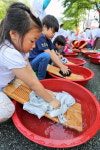 빨래터축제 “몽골 친구들에게 보낼 옷 빨아요”