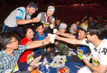 가족끼리, 친구끼리, 동료끼리…달빛도 시샘한 ‘한여름밤 추억’