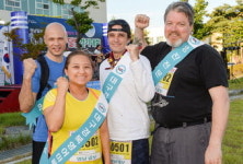 가족끼리, 친구끼리, 동료끼리…달빛도 시샘한 ‘한여름밤 추억’