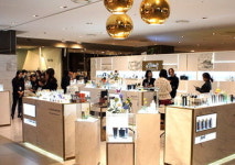 백화점 화려한 화장품 편집숍의 치열한 전쟁