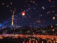 대구관등축제 소원풍등날리기…밤하늘 수놓은 소원풍등 [영상]