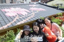 “지붕 위에도 꽃이 폈네”