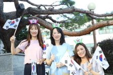 칠곡군청 미녀삼총사 태극기 달기 홍보