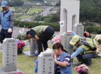 경로당 찾아 선물 ‘情’나누고  납품대금 조기 지급 ‘相生’ 앞장…‘나눔 경영’ 실천하는 포스코