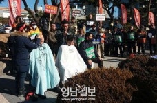 문경 오천리 주민들 “퇴비공장 악취 못 살겠다” 삭발