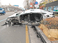 택시 도심서 중앙분리대·가로수 충돌…기사·승객 3명 사망
