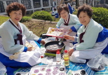 “아이들과 화전 만들어 먹으며 전통문화 소중함 알려요”