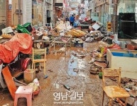 “이런 물난리는 처음” 황톳물 덮친 강구시장 초토화…태풍 ‘콩레이’ 직격탄 맞은 경북