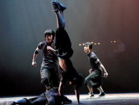 인생의 축소판, 광장에서 무용수 65명 쉼없는 군무