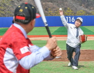 남녀혼성팀 ‘눈길’…특산물 판매장도