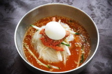 물냉·비빔 합친 ‘섞음냉면’·부산식 새 버전 ‘반월당밀면’·소바식 ‘냉교면’