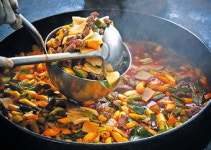 무보다 많은 대파, 따로국밥·육개장 절충 경산·청도·영천권 가마솥장터국밥 재현