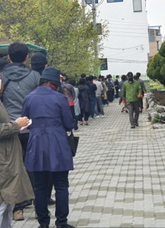 투표소의 길게 이어진 사전투표 행렬