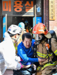 [포토뉴스] 대구 지산목련아파트상가 화재...시민 7명 구조