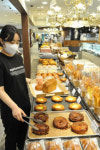 [포토뉴스] 리뉴얼 오픈 기념 다양한 빵 종류 할인 행사