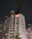 밤 사이 경북 영주 아파트 15층 화재… 소방대원 1명 부상