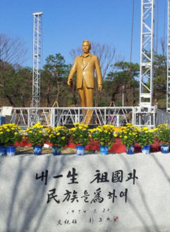 경북도, 박정희 동상 10m 높이로 건립...논란 커져