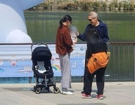홍상수·김민희, 아이 안고 미소…출산 후 첫 모습 포착