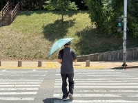 [Y르포]“이제 남자도 당당하게 양산 씁니다”…‘휴대용 이동 그늘막’ 예찬하는 대구 남성들