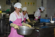 밥 하는 아줌마라니?! 교육공무직 조리원, 채용 경쟁률 5:1 넘어