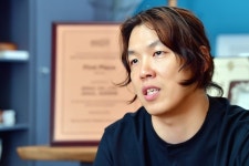 [부산디자인진흥원 육성 스타트업] 정성옥 다울앤하울 대표 “수지의 ‘공항패션’ 바로 그 운동화죠”