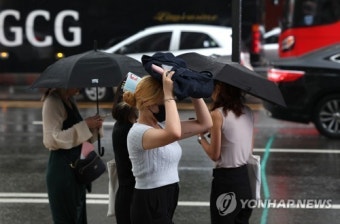 전국 구름 많고 곳곳에 소나기...돌풍과 번개 '주의'