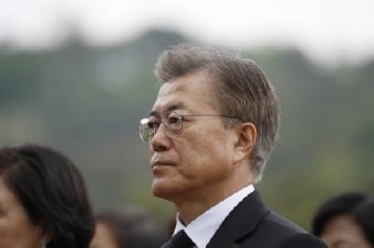 문대통령 지지율 취임후 최저 '48.1%'···택시기사 분신·기무사령관 자살·KTX 탈선·이재명 ‘잇단 악재’