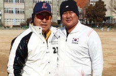 이만수 감독 라오스 대표팀에 야구공 600개 기증하는 부곡초교 이동진 후배 너무 고마워