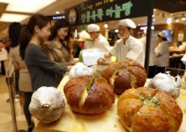 강릉에서 전설로 불리는 마늘빵 팡파미유, 롯데백화점에서 맛보자