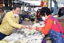 권오봉 여수시장, ‘전통시장 가는 날’ 상인들 격려