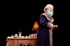 더 드레서 노배우 송승환에게 아낌없는 갈채를