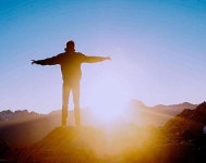 [김서권 칼럼] 거짓의 옷을 벗고 진리로 싸워라