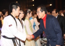 홍준표 지사, 탈(TAL) 공연단 격려