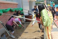 한뼘 농장에 볍씨 뿌리는 ‘볏짚모자 친구들’