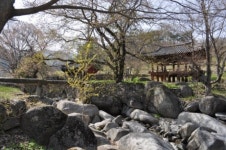 쌀다리 보니, 이 큰 바위을 어찌 데려왔을까