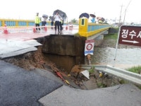 장맛비에 아찔 사천 죽천교 제방 붕괴
