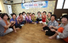 알록달록 네일아트에 꽃보다 할매