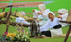 산에 들에 고된 농사일 노래로 풀어보네