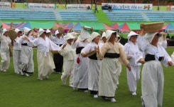 산에 들에 고된 농사일 노래로 풀어보네