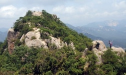 계곡이 품은 하트에 산행객은 사랑에 빠지고