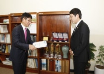 하이트진로(주), 경남대에 장학금 전달