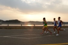 바다와 노을속으로 빠져드는 마라톤