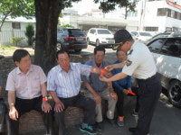 함안서 노인교통사고 예방 야광 팔찌 배부